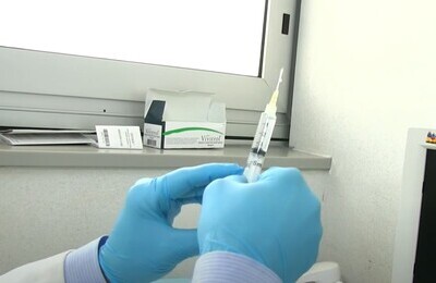 Проведение кодирования Вивитролом в Порхове Шприц с Вивитролом в руках у врача